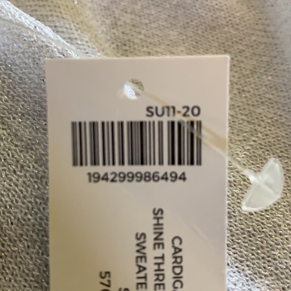 White/light grey whit shinny thread Cardigan Chico’s. Size 1 - Picture 6 of 6